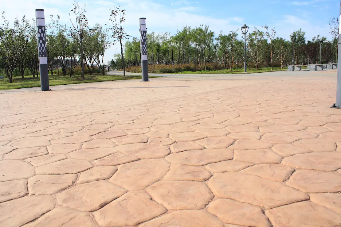 Zona de reposo de una universidad con pavimento de hormigón estampado. Zona de reposo de una universidad con pavimento de hormigón estampado.