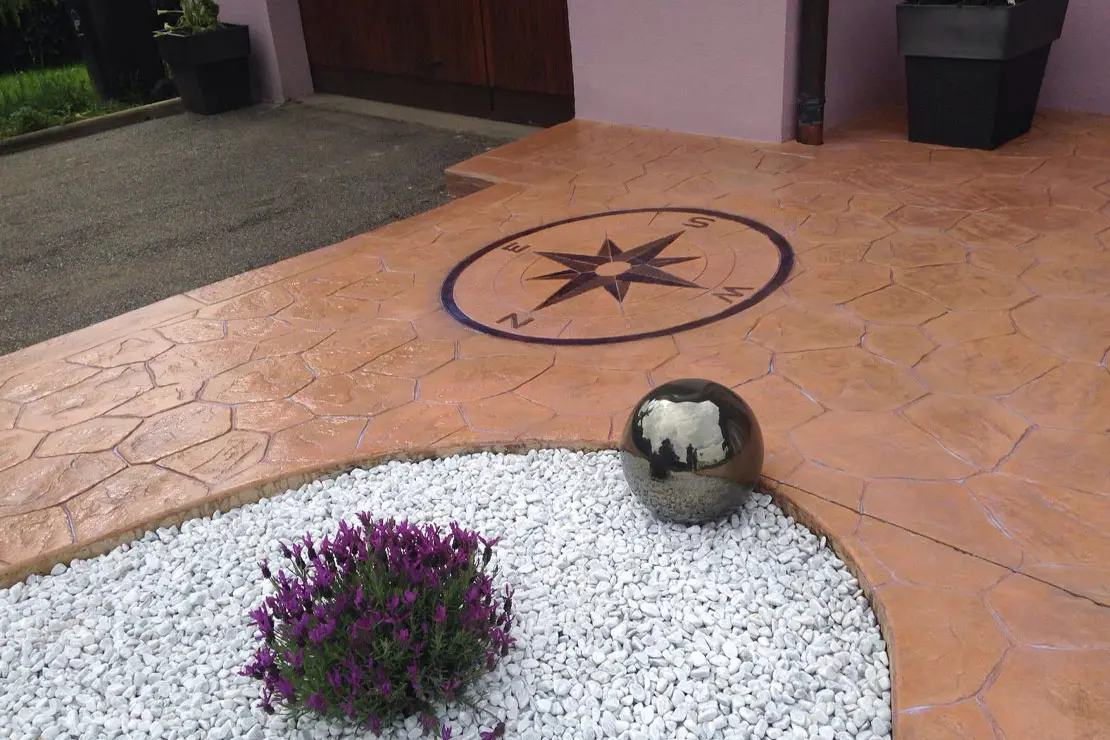 Brújula en hormigón impreso en el piso de una casa en Valladolid. Brújula en hormigón impreso en el piso de una casa en Valladolid.